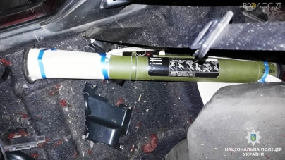 Бердичів: у багажнику краденого авто поліцейські виявили гранатомет