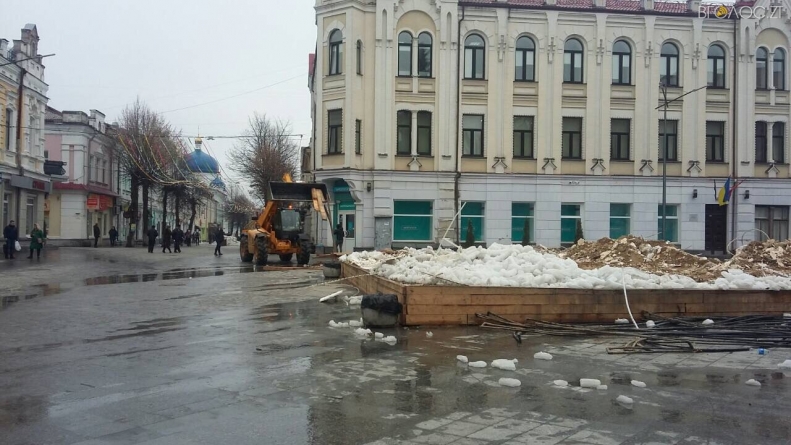 У міськраді пообіцяли прибрати ковзанку на Михайлівській до 1 квітня