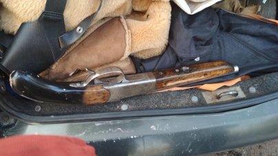“Обріз”, пістолет, гранати, набої…булава: у Житомирі в автомобілі порушника патрульні виявили  зброю (ФОТО)