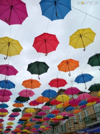 Житомирські комунальники прикрасили Михайлівську кольоровими парасольками (ФОТО)