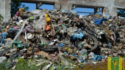 Декілька вантажівок “львівського сміття” висипали у Новоград-Волинському районі