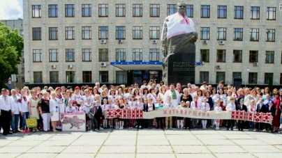 День вишиванки: житомиряни зробили спільне фото із Сергієм Корольовим у сорочці та 10-метровим рушником (ФОТО)