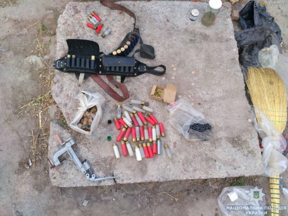 На Житомирщині поліцейські за декілька днів вилучили гвинтівку, самопал, набої та майже кілограм пороху (ФОТО)