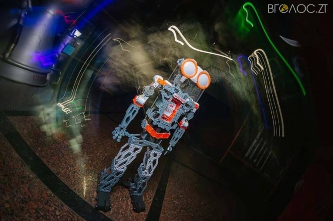 У Житомирському музеї космонавтики з’явився робот, який допомагатиме проводити екскурсії