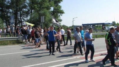Понад 100 людей під Новоградом майже годину перекривали дорогу