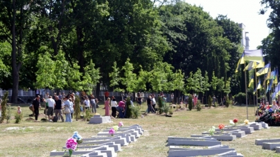 Алея Слави Героїв: на Смолянському військовому кладовищі висадили півсотні дубів (ФОТО)