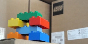 Житомирщина для першокласників отримала дві вантажівки конструкторів LEGO