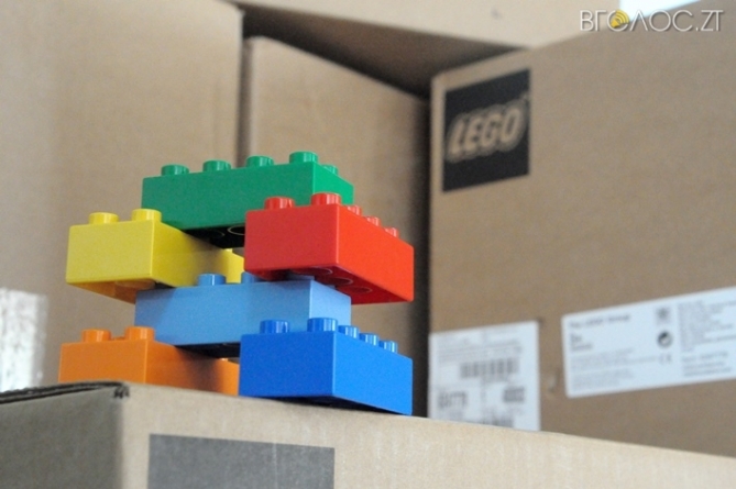Житомирщина для першокласників отримала дві вантажівки конструкторів LEGO
