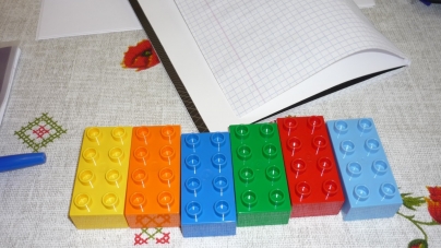 1237 класів шкіл області отримали по 6 цеглинок LEGO