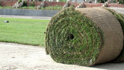 Як на стадіоні «Полісся» сучасною технікою укладають траву (ФОТО)