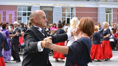 На Михайлівській просто неба влаштували танці у стилі «ретро» (ФОТО)