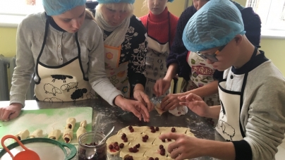 У житомирській школі «Всесвіт» відкрили міні-пекарню, де для дітей влаштовуватимуть безкоштовні майстер-класи з випічки хліба