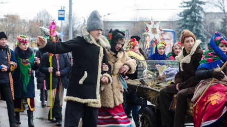 Чудернацькі костюми та колоритні забави: у Житомирі відсвяткували Маланку (ФОТО)