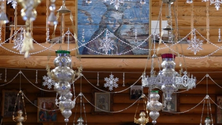 Жіночий монастир у Кип’ячому прикрасили різдвяними вогниками та квітковими композиціями