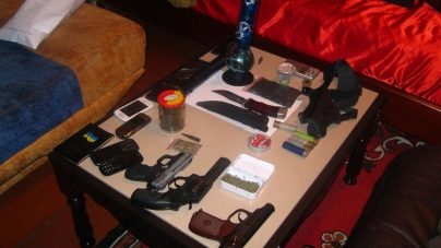 На Житомирщині у селянина знайшли гранати, пістолети та кілька кілограм наркотиків