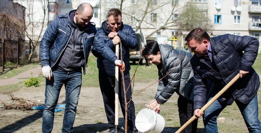 Депутати міської та обласної рад долучилися до прибирання Житомира (ФОТО)