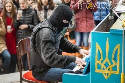 Відомий піаніст Майдану Piano Extremist гратиме на Михайлівській у Житомирі