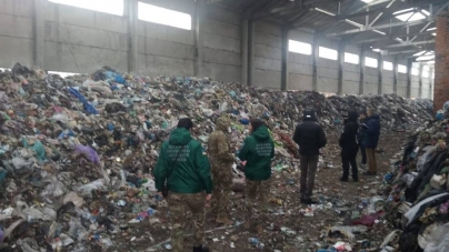 У приміщенні недобудованого заводу на Житомирщині виявили гори сміття