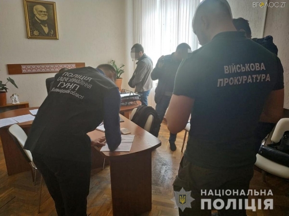 На Житомирщині поліцейські затримали посадовця після отримання хабара