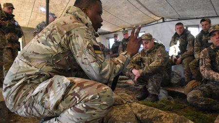 Як іноземні військові тренують за стандартами НАТО житомирських десантників (ФОТО)