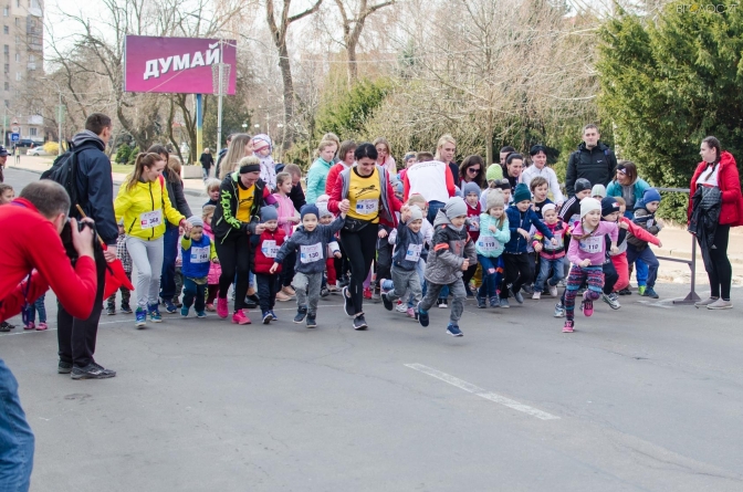 На підтримку онкохворих дітей у Житомирі відбувся благодійний пробіг «Біжу за життя»