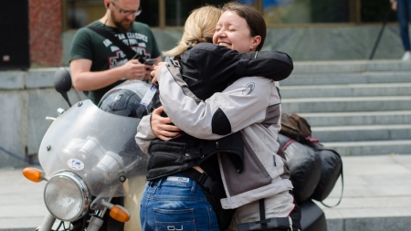 Навколосвітня подорож на байках: у Житомирі побували учасниці Всесвітньої мотоциклетної жіночої естафети