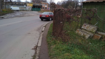 Житомиряни просять міськраду «посунути» паркани приватного сектору з тротуарів
