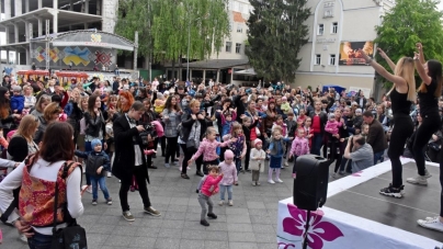 125 матусь з дітьми у Житомирі встановили всеукраїнський танцювальний рекорд