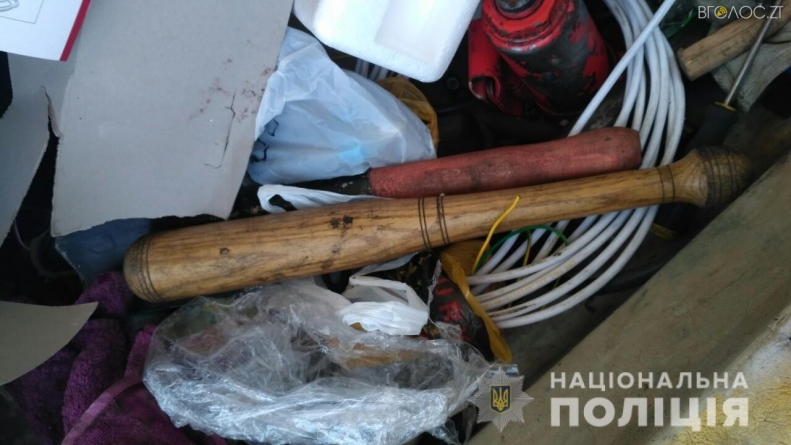На Житомирщині біля однієї з виборчих дільниць поліцейські затримали чоловіків із зброєю