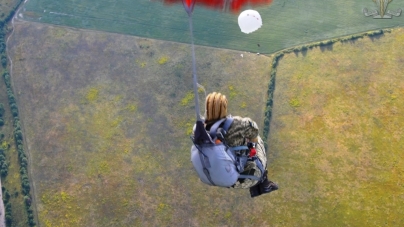 Як під Житомиром резервісти-десантники пригають з парашутом (ФОТО)