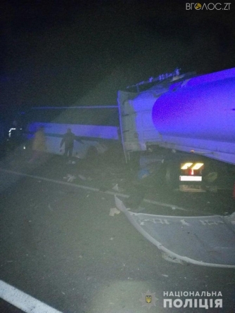 Жах! Під Новоградом вантажівка влетіла у автобус: загинули 9 людей, ще 10 – у лікарні