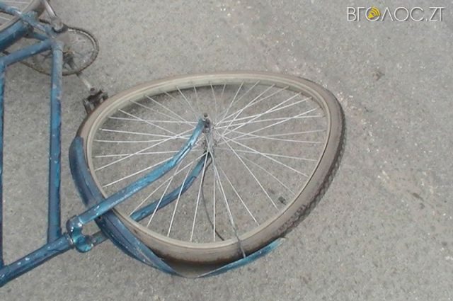 У Новограді фура з напівпричепом збила велосипедиста. Чоловік помер у реанімації