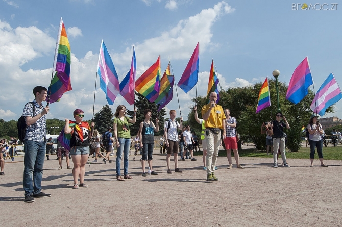 Житомиряни збирають підписи, щоб міськрада заборонила публічне використання прапору ЛГБТ