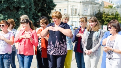 У Житомирі відбувся флешмоб на підтримку людей, які спілкуються мовою жестів (ФОТО)