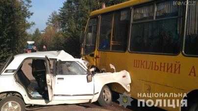На Житомирщині шкільний автобус потрапив у ДТП. Загинула людина