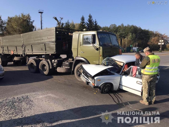 У Новограді КамАЗ зіштовхнувся з легковиком: троє людей постраждали