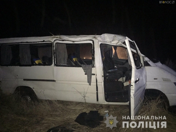 Вночі перекинувся автобус з пасажирами: постраждали 8 людей