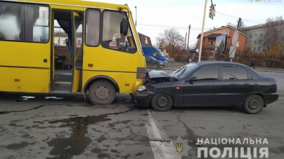 У Новограді водію стало погано за кермом: чоловік врізався у автобус та помер на місці