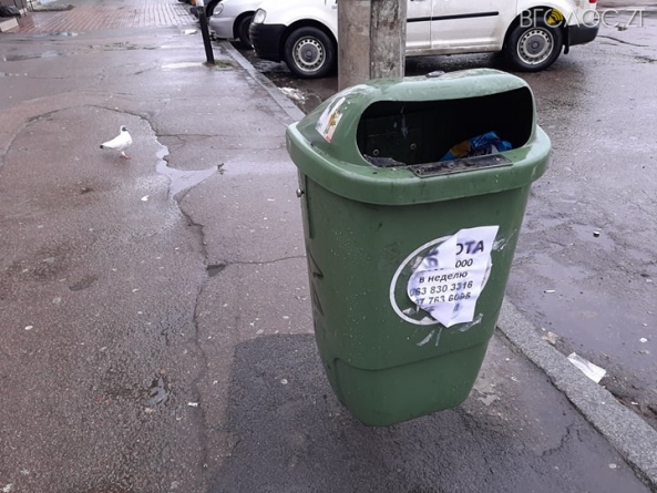 Гроші у смітник: у Житомирі вдруге придбали зелені пластикові урни. Попередні згоріли