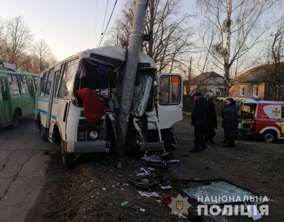 Жахлива ДТП: у Коростені загинув водій рейсового автобуса, який врізався у електроопору