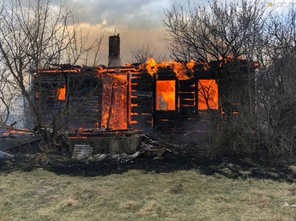 Жахлива пожежа на Житомирщині: у селі згоріли 27 будинків, постраждав один із рятувальників
