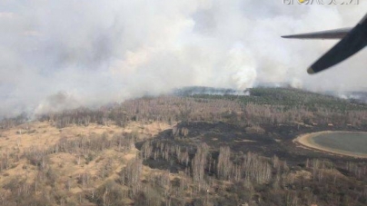 Дві доби триває пожежа на півночі області. Для боротьби із вогнем залучили авіацію
