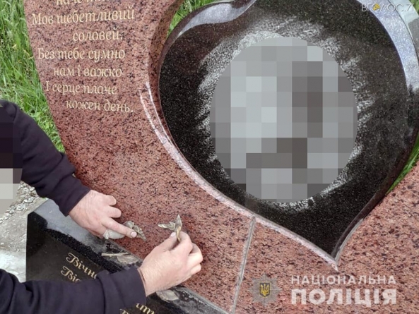 У Коростишеві поліцейські розслідують наругу над могилами