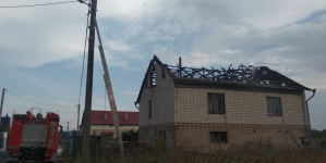 На Житомирщині під час дощу блискавка влучила у три будинки
