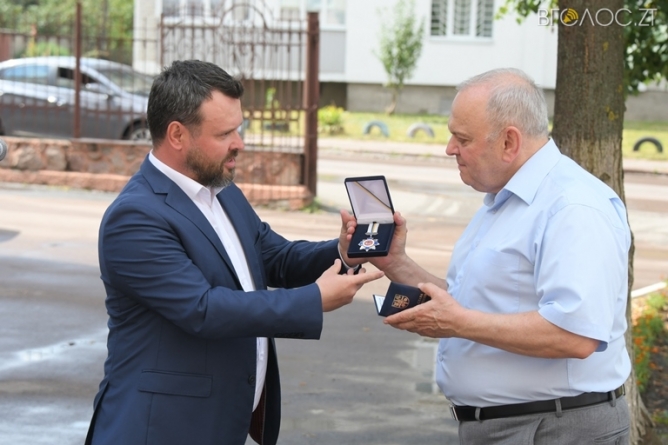 Директор перинатального центру Юрій Вайсберг отримав найвищу нагороду облради та пішов на заслужений відпочинок