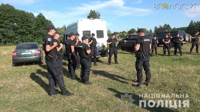 На Житомирщині поліція намагається не допустити протистояння на спірних полях аграріїв