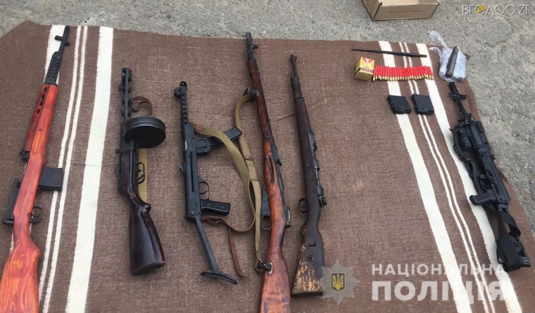 Нелегальний бізнес: у Житомирі поліція викрила групу продавців зброї