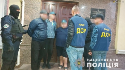 У бердичівській квартирі силоміць утримували людей. Їх били, а відео знущань транслювали онлайн