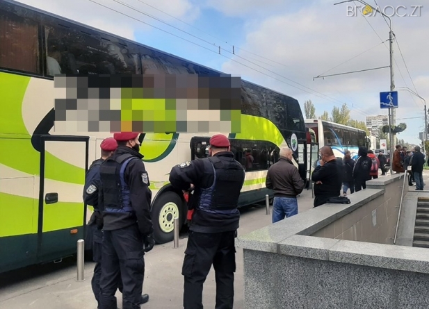 Затримали автобуси з жителями Житомирщини, яких привезли до виборчих дільниць Києва