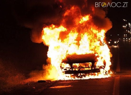 На Київській повністю згорів припаркований автомобіль. Вогонь пошкодив ще один, який стояв поруч